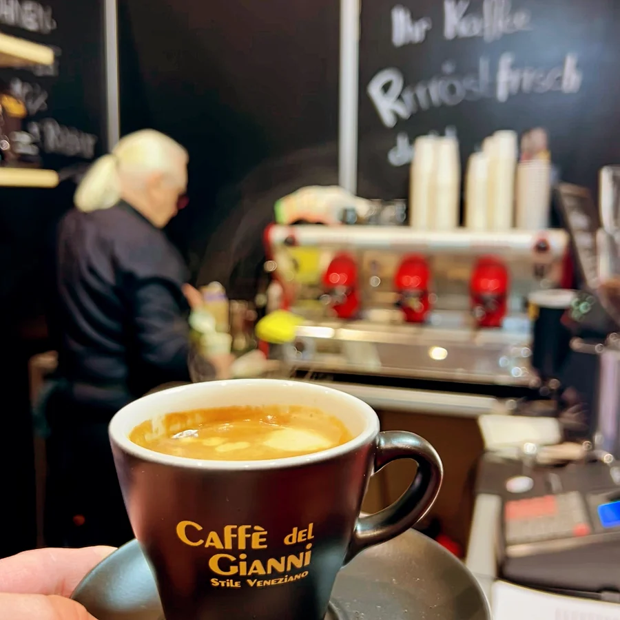 Espresso in der Caffè-del-Gianni-Tasse am Messestand