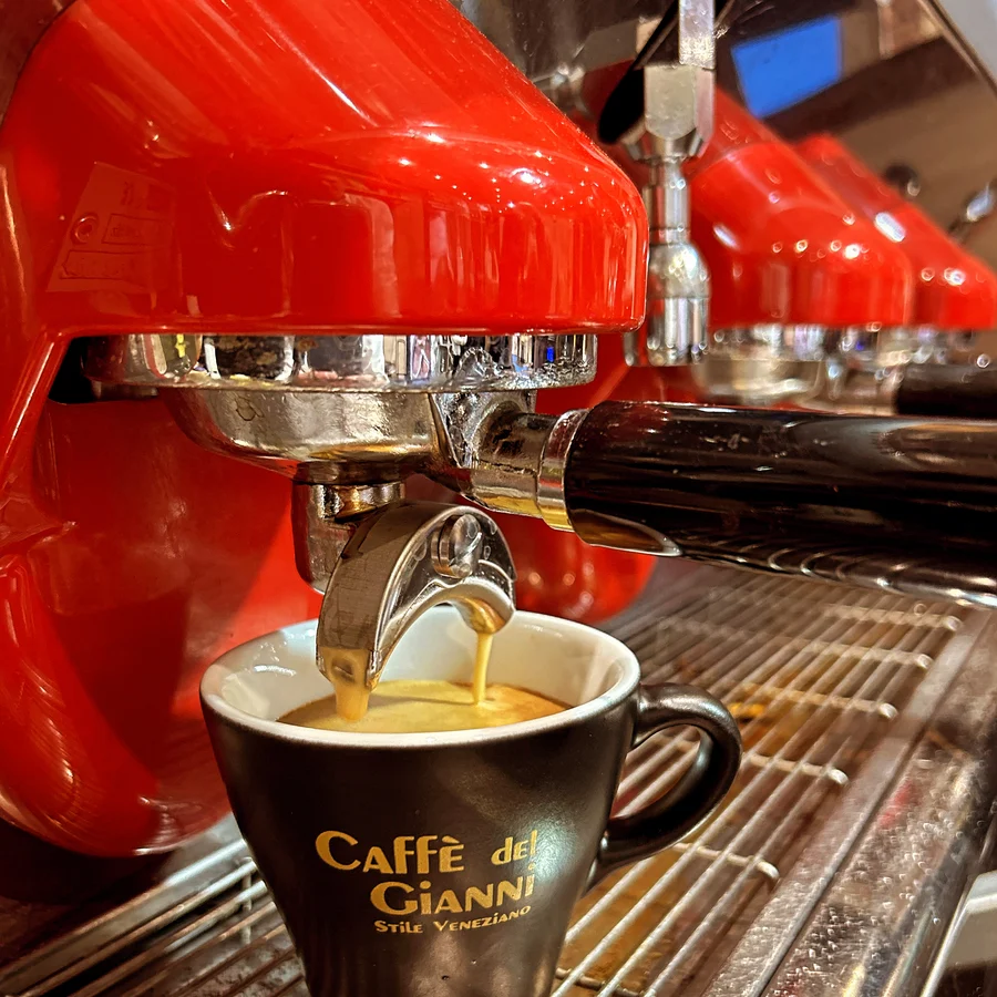 Espresso fließt aus dem Siebträger in die Caffè-del-Gianni-Tasse