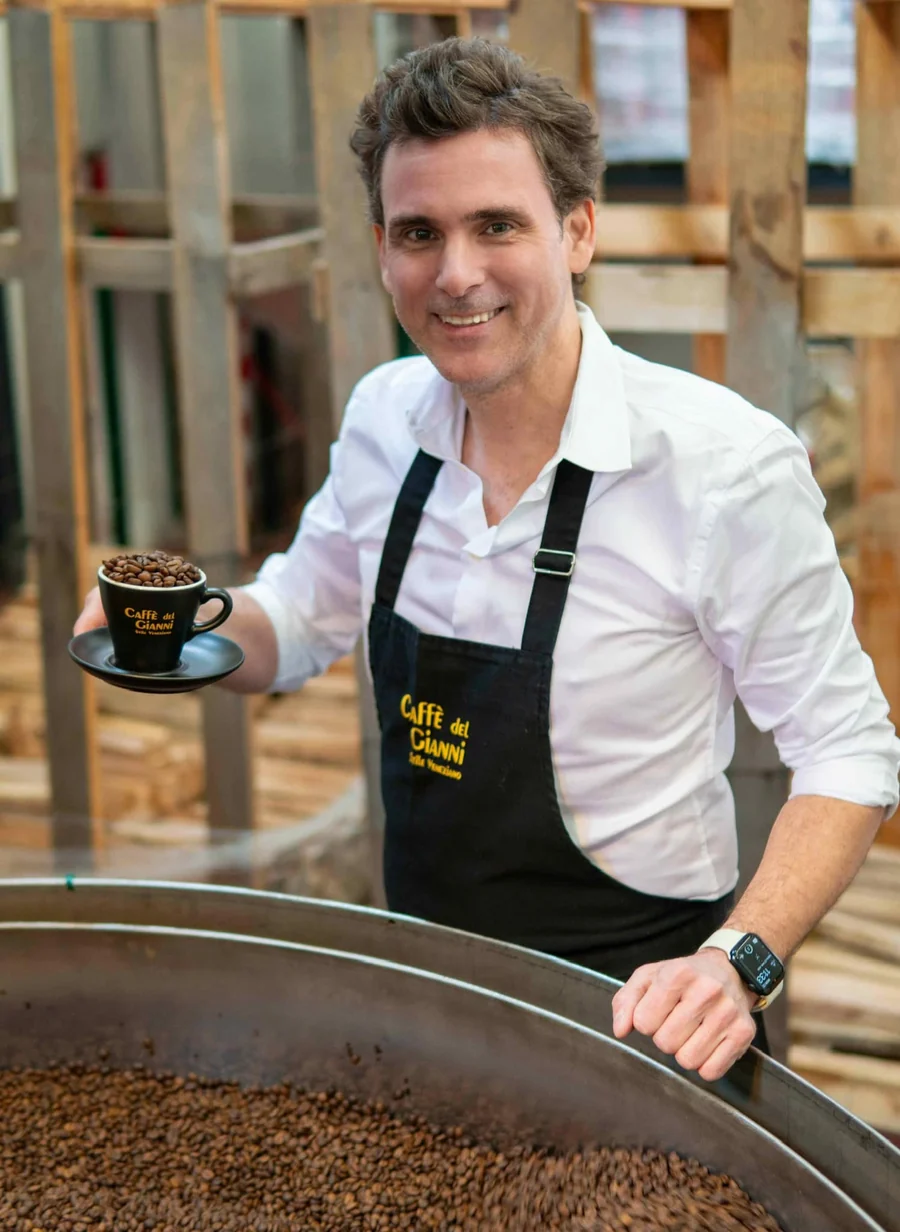 Alexander Klim mit einer Tasse Caffè del Gianni am Röster