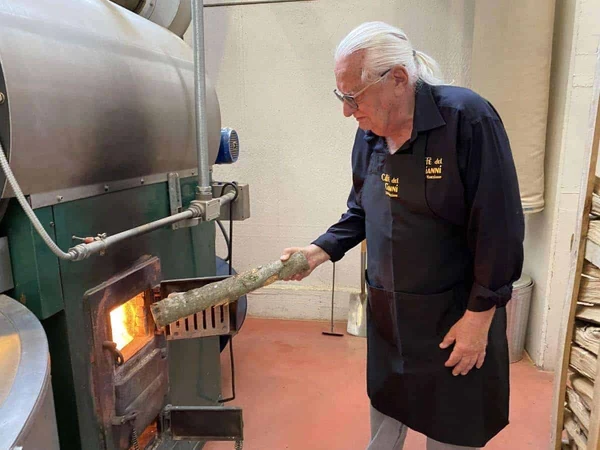 Buchenholzfeuerung des Kaffeerösters