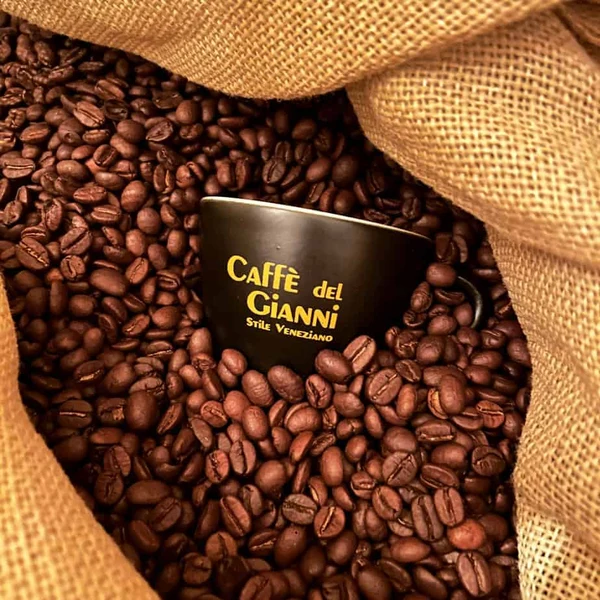 Caffè-del-Gianni-Tasse in frisch gerösteten Kaffeebohnen