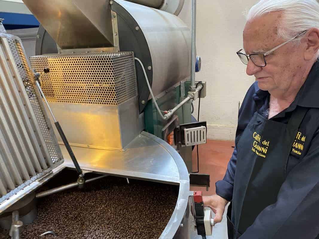Kaffeeröster am Trommelröster